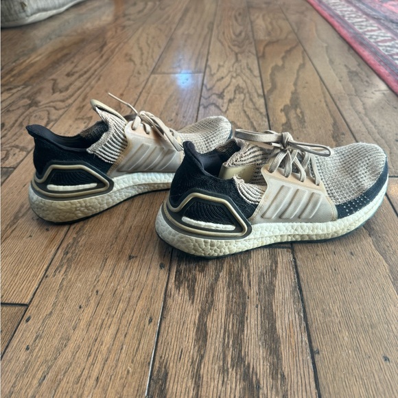 Adidas Ultraboost. Size 8. - Picture 4 of 6